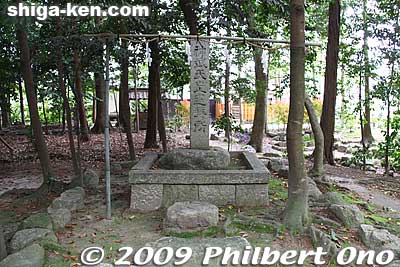 Within the shrine grounds is this monument indicating that legendary Emperor Jimmu worshipped here. 神武天皇遥拝
Keywords: shiga moriyama shimoniikawa jinja shrine 