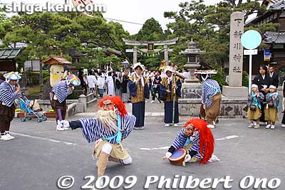 They also danced in front of the shrine. For more info about the festival, call the shrine at 077-585-3380 (in Japanese).
Keywords: shiga moriyama shimoniikawa jinja shrine sushikiri matsuri festival sushi-kiri 