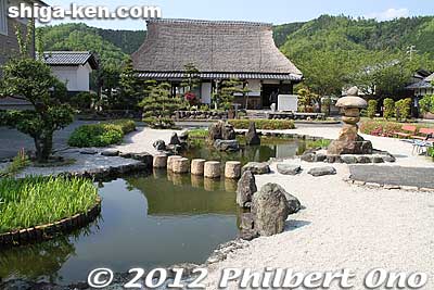In the middle is a garden with a pond. The thatched-roof house is Shichirinkan, a former blacksmith's house. 七りん館
