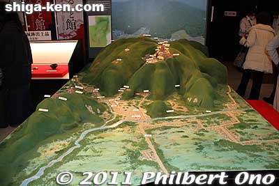 The Odani pavilion's most impressive exhibit was this scale model of Mt. Odani with Odani Castle in its heyday. On the left, you can also see Mt. Toragozen where Nobunaga's troops were perched to attack Odani Castle. 
Keywords: shiga nagahama go azai sisters expo nhk taiga drama 