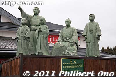 Statue of the Azai family in front of the Azai pavilion. As soon as they arrive here, most visitors take a picture of this sculpture.
Keywords: shiga nagahama go azai sisters expo nhk taiga drama japansculpture