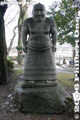 Sumo wrestler monument dedicated to Yokozuna Hitachiyama, a great Yokozuna during the Meiji Period. Built by Asami Matazo who built the Keiunkan. 力士碑　横綱常陸山
Keywords: shiga nagahama keiunkan guesthouse