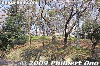 Stone foundation of original Nagahama castle tower. It is just slightly behind the current castle building is this small hill with stone walls.
Keywords: shiga nagahama castle shigabesthist