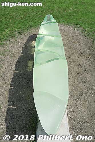 The glass bench is shaped like a boat with a few ripples. Made in Nagahama. Unfortunately, this bench cracked and was replaced by a monument made of whitish stone below.
Keywords: shiga nagahama castle park biwako shuko no uta song monument