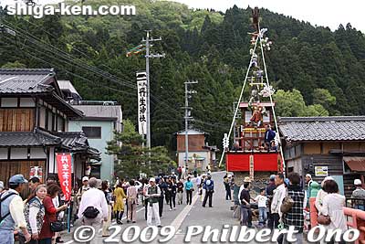 Near the entrance to Niu Shrine was one of the three festival floats (called dashi 山車 or hikiyama 曳山) named Juhozan (寿宝山). The festival started at 10 am with a Shinto ceremony at the shrine.
Keywords: shiga nagahama yogo chawan matsuri float festival 