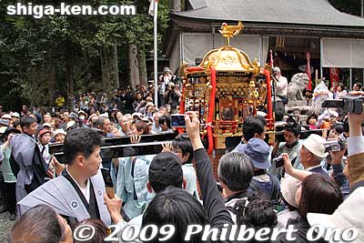 They were followed by the mikoshi portable shrine. Although it looks new, it was made in 1762.
Keywords: shiga nagahama yogo chawan matsuri float festival 