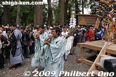 The dances ended at 11:30 am and they all started to leave the shrine in a procession headed for Hachiman Shrine with a lunch break at Chawan Matsuri no Yakata museum a short walk away. Conch shell blowers here.
Keywords: shiga nagahama yogo chawan matsuri float festival 