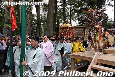 The procession's final destination is Hachiman Shrine which is Niu Shrine's Otabisho (temporary resting point お旅所) before returning to Niu Shrine in the late afternoon..
Keywords: shiga nagahama yogo chawan matsuri float festival 