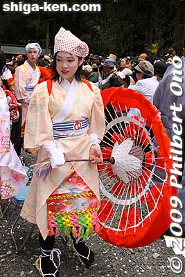 The procession included these colorful dancers called Hana-yakko with flower umbrellas. 花奴
Keywords: shiga nagahama yogo chawan matsuri float festival 