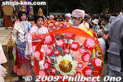 The Hana-yakko part of the procession was included during the late Edo Period, designed to liven up the festival.
Keywords: shiga nagahama yogo chawan matsuri float festival 