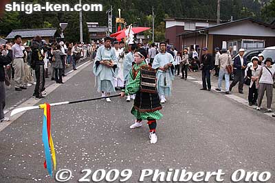 The procession was headed by a boy dancing with a naginata sword.
Keywords: shiga nagahama yogo chawan matsuri float festival 