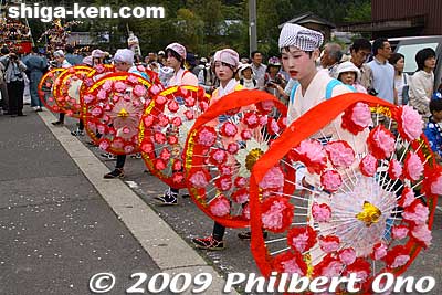 Chawan Matsuri Hana-yakko flower umbrella dancers performing the Hanagasa Odori (花傘踊り). 花奴
Keywords: shiga nagahama yogo chawan matsuri float festival 