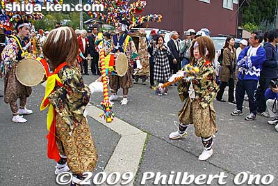 The two baton twirlers (bo-furi 棒振り) are members of the juni-no-yaku musicians. They are followed by the drummers of the large taiko drum.
Keywords: shiga nagahama yogo chawan matsuri float festival 