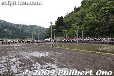 The crowd line the procession route to the Chawan Matsuri no Yakata museum a short distance away. This is at the intersection called Torii-mae (鳥居前).
Keywords: shiga nagahama yogo chawan matsuri float festival 