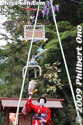 The floats are constructed without using any metal nor conventional rope. Instead of rope, they use wisteria vines kneaded together. The decorations have dolls, chawan teacups, bowls, and objects related to the story depicted.
Keywords: shiga nagahama yogo chawan matsuri float festival 