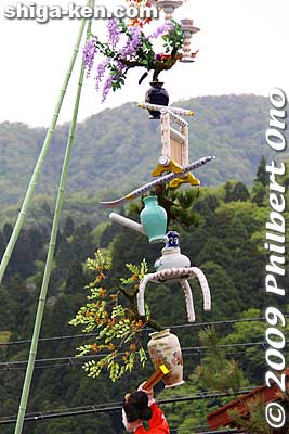 Chawan (tea cups and bowls) and other pottery are included in the balancing decorations which seem to defy gravity as they don't fall or collapse. 
Keywords: shiga nagahama yogo chawan matsuri float festival 