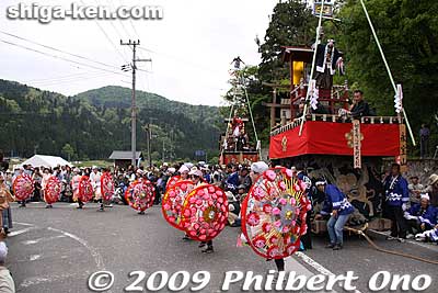 Hana-yako dancers pass by the floats.
Keywords: shiga nagahama yogo chawan matsuri float festival 
