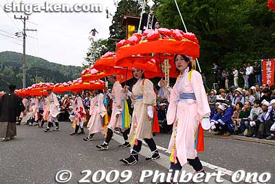 The Hana-yakko dancers perform the Hanagasa Odori dance.
Keywords: shiga nagahama yogo chawan matsuri float festival 