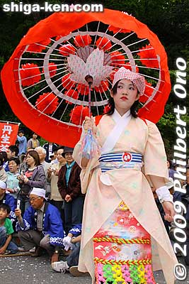 Whoever designed the Hana-yakko costume, dance, and umbrella was quite brilliant.
Keywords: shiga nagahama yogo chawan matsuri float festival 