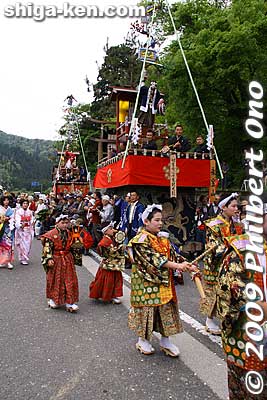 The two boys in front are sasara players who use a bamboo whisk rubbed with another notched bamboo stick as a musical instrument. The bamboo whisk looks very similar to the puili sticks used in hula dancing.
Keywords: shiga nagahama yogo chawan matsuri float festival 