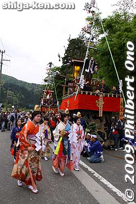 Chigo-no-mai dancers
Keywords: shiga nagahama yogo chawan matsuri float festival 