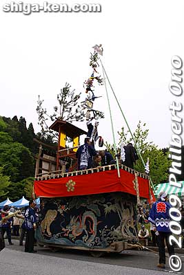 The men riding the floats are either musicians (flutes, drum, bell) or caretakers of the festival or float or tapestries.
Keywords: shiga nagahama yogo chawan matsuri float festival 