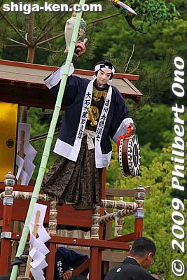 The doll at the bottom is Oishi Kuranosuke, the leader of the 47 ronin who avenged their lord by capturing and beheading Kira who had taunted their master who drew his sword in the shogun's palace in anger and cut Kira's forehead.
Keywords: shiga nagahama yogo chawan matsuri float festival 