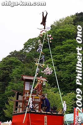 The Juhozan float's decoration depicted the legendary warrior Iwami Jutaro (岩見　重太郎) who got rid of the baboon (top of the decoration) tormenting a village.
Keywords: shiga nagahama yogo chawan matsuri float festival 