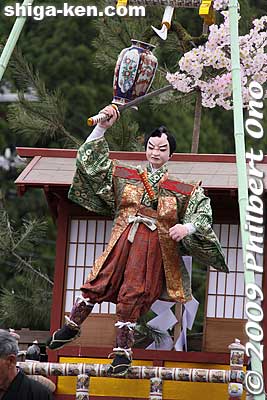 The doll at the bottom is Iwami Jutaro. There was a village where a female human sacrifice had to be offered to a big baboon. When the next victim was to be the village headman's daughter, Jutaro decided to get rid of the baboon. 岩見　重太郎 
Keywords: shiga nagahama yogo chawan matsuri float festival 