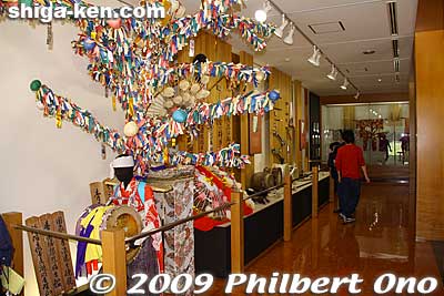 Musical instruments and costumes used in the festival are also displayed.
Keywords: shiga nagahama yogo chawan matsuri float festival 