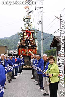 Another festival highlight for me was seeing Shiga governor Kada Yukiko (wearing a light green jacket on the right) joining in to pull the float. I heard that women are actually not supposed to pull the float...
Keywords: shiga nagahama yogo chawan matsuri float festival 