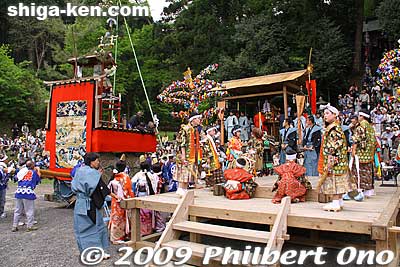 Small elevated stage for sacred dances to be performed. It was about 3:15 pm.
Keywords: shiga nagahama yogo chawan matsuri float festival 