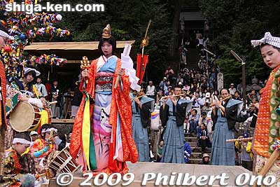 Second dance called Suzu-no-Mai.
Keywords: shiga nagahama yogo chawan matsuri float festival 