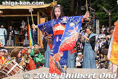 Nakaizashi-no-Mai. The same dances performed earlier at Niu Shrine are performed again at Hachiman Shrine. 中居指の舞
Keywords: shiga nagahama yogo chawan matsuri float festival 