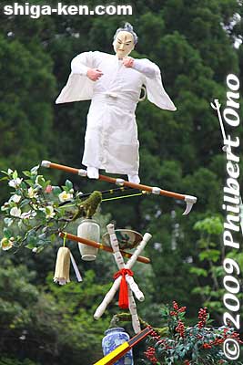 Detaching the pole from Kira (notice the cut on his forehead).
Keywords: shiga nagahama yogo chawan matsuri float festival matsuri5