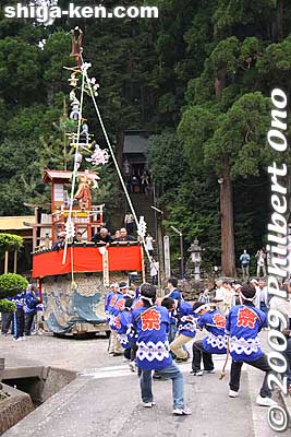They pulled the floats to the Chawan Matsuri no Yakata museum festival grounds to be displayed. The rest of the procession headed back to Niu Shrine where they performed the Chigo dances again from 4:30 pm. Most people left the festival by 4 pm.
Keywords: shiga nagahama yogo chawan matsuri float festival 
