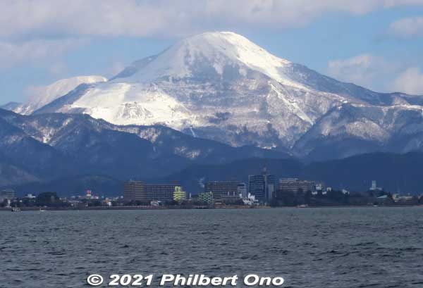 Snowy Mt. Ibuki as seen from Lake Biwa. Shiga Prefecture's highest mountain.
Keywords: shiga nagahama port Lake Biwa biwako cruise boat japanmt biwakobest