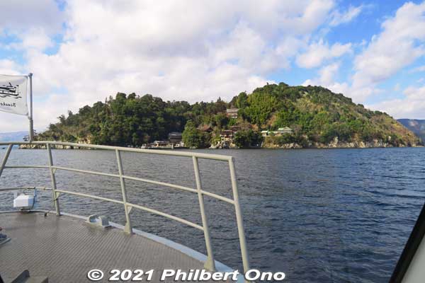 Approaching Chikubushima, Lake Biwa's most famous, historic, and sacred island. Takes about 30 min. from Nagahama Port. I've visited this island a number of times before, but this time I wanted to see something I'd never seen before.
Keywords: shiga nagahama Lake Biwa Chikubushima Hogonji
