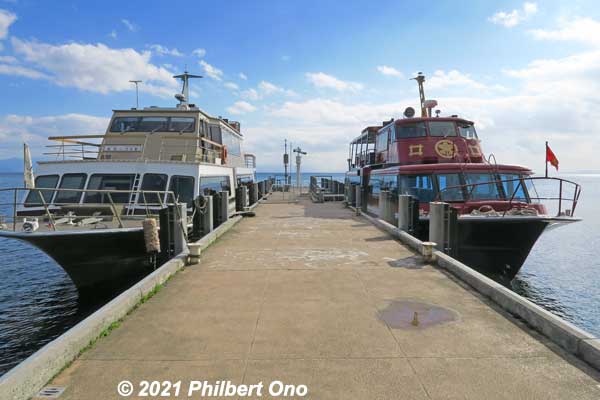 At Chikubushima Port, boat on the left is “Benten” that goes to Nagahama Port. On the right is Omi Marine’s red boat named “Naomasa” (after famous local samurai Ii Naomasa) goes to Hikone Port.
Keywords: shiga nagahama Chikubushima Lake Biwa
