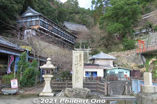 Many monuments on Chikubushima. The large building on the upper left is  the quarters (本坊) for temple priests.
Keywords: shiga nagahama Lake Biwa Chikubushima Hogonji