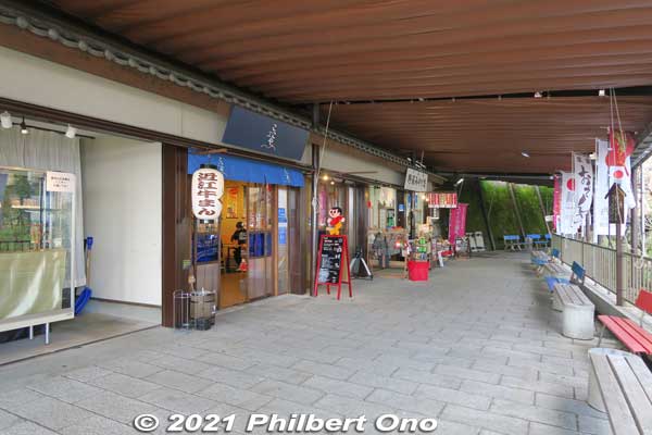 Souvenir shops on the way to the temple. There's a ticket vendor when you buy a temple admission ticket (¥300) to enter the temple grounds.
Keywords: shiga nagahama Lake Biwa Chikubushima
