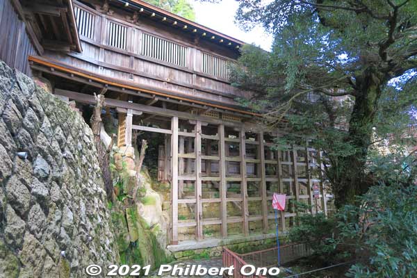 Exterior of Funa-roka boat corridor connecting Tsukubusuma Shrine and the Kannon-do Hall. Important Cultural Property. From the Momoyama Period. 船廊下
Keywords: shiga nagahama Lake Biwa Chikubushima Hogonji