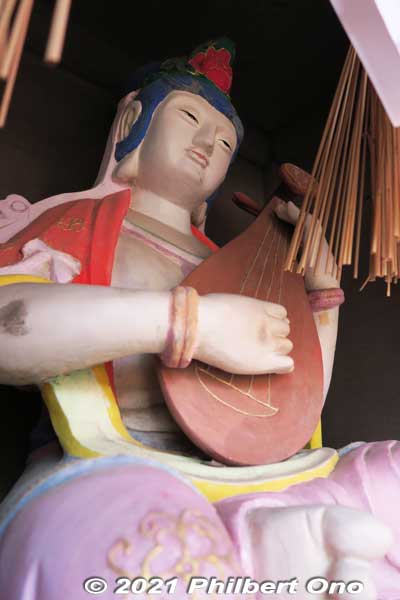 Statue of the goddess Benzaiten at Hogonji, Chikubushima. She plays the biwa lute.
Keywords: shiga nagahama Lake Biwa Chikubushima Tsukubusuma Shrine japansculpture