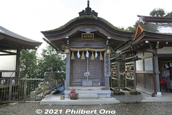 Small shrine for the White Snake God, a messenger of goddess Benzaiten. 白巳大神
Keywords: shiga nagahama Lake Biwa Chikubushima Tsukubusuma Shrine
