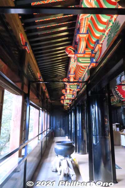 Corridor and incense burner in front of the altar. The wooden pillars totally re-lacquered.
Keywords: shiga nagahama Lake Biwa Chikubushima Hogonji Kannon-do