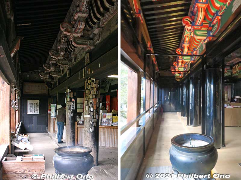 Before-and-after photos of the corridor in front of the altar. The wooden pillars that used to be covered with pilgrim name stickers are now all gone. Pillars totally re-lacquered. 観音堂
Keywords: shiga nagahama Lake Biwa Chikubushima Hogonji Kannon-do