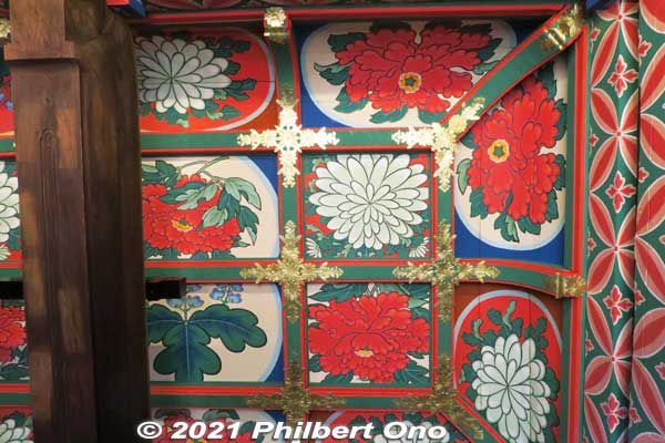 Kannon-do ceiling of painted flowers. Peonies (red), chrysanthemum (white), and paulownia (blue). 牡丹、菊、桐
Keywords: shiga nagahama Lake Biwa Chikubushima Hogonji Kannon-do japanpaint