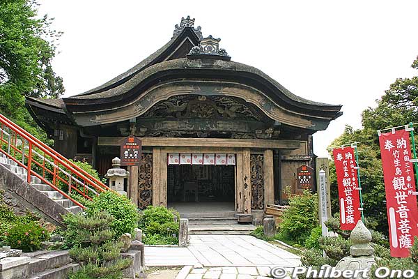 Karamon Gate before the restoration. Very drab-looking with most of the paint and lacquer weathered away by the elements after 67 years when it was last repainted.
Keywords: shiga nagahama Lake Biwa Chikubushima Hogonji karamon gate