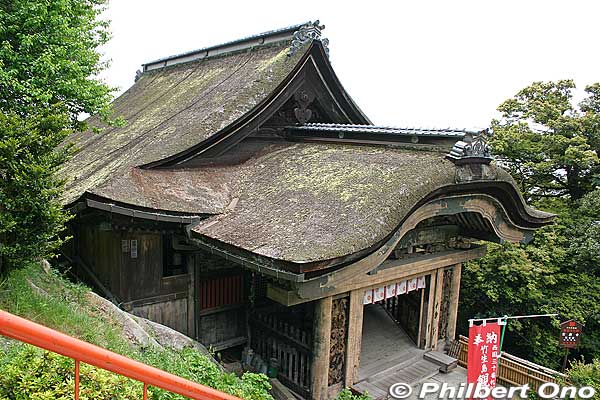 Before the renovation, Kannon-do and Karamon Gate had this old, moldy roof.
Keywords: shiga nagahama Lake Biwa Chikubushima Hogonji karamon gate