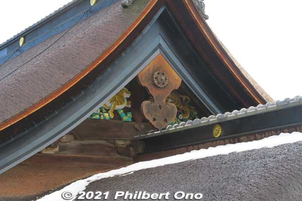 A pair of tigers on  the main roof.
Keywords: shiga nagahama Lake Biwa Chikubushima Hogonji karamon gate